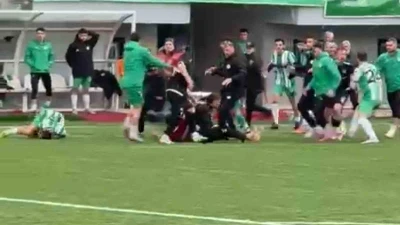 Amat&ouml;r ma&ccedil;ta saha karıştı, yumruklar konuştu
