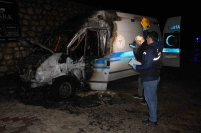 Ambulans alev aldı: Kahraman şof&ouml;r, hasta ve yakınlarını kurtardı, oksijen t&uuml;plerinin patlamasını &ouml;nledi
