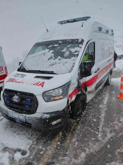Ambulans ile otomobil &ccedil;arpıştı: 3 kişi yaralandı
