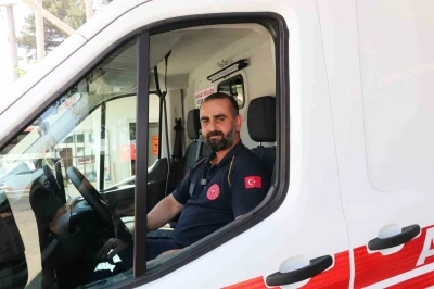 Ambulans şoförü çocuğu yalın ayak bırakmadı, istasyona galoşla döndü
