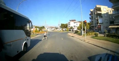 Ambulans şoförünün dikkati 1 dakikada 2 kazayı önledi
