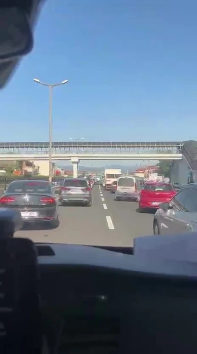 Ambulansa yol vermek i&ccedil;in fermuar sistemini uyguladıyar
