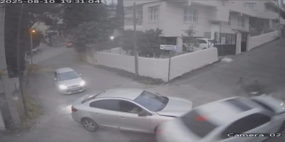 Ambulansı takip ederken kaza yapan araçtaki vatandaşın yaşadığı şok kamerada
