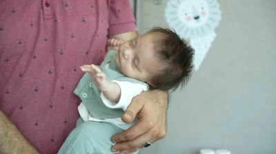 Ameliyat edilen 5 günlük bebek, 400 gramlık tümörün çıkarılmasıyla hayata tutundu

