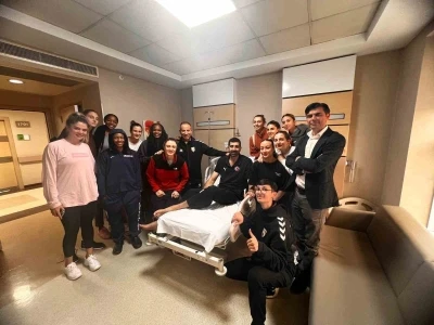 Ameliyat olan Solak’a kadın basketbolculardan ziyaret
