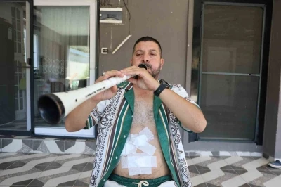 Ameliyattan &ccedil;ıkan hasta solunum egzersizini zurnası ile yaptı
