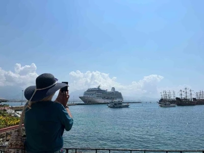 Amerikalı 602 yolcu ve 393 mürettebatlı dev kruvaziyer Alanya’da
