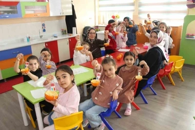 Ana sınıfında portakallar kuşlar i&ccedil;in yemlik ve yuvaya d&ouml;n&uuml;şt&uuml;
