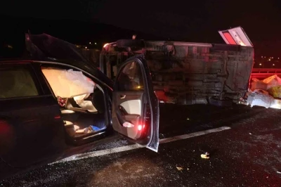 Anadolu Otoyolu&rsquo;nda aynı istikamette giden otomobil ile minib&uuml;s &ccedil;arpıştı: 1 &ouml;l&uuml;, 3 yaralı
