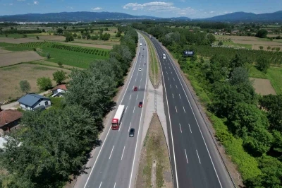 Anadolu Otoyolu Sakarya ge&ccedil;işinde trafik havadan g&ouml;r&uuml;nt&uuml;lendi
