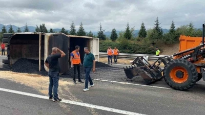 Anadolu otoyolunda asfalt yüklü kamyon devrildi
