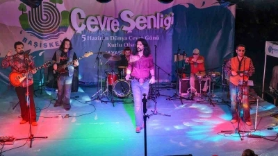 Anadolu Retro&rsquo;dan Barış Man&ccedil;o şarkılarıyla konser coşkusu
