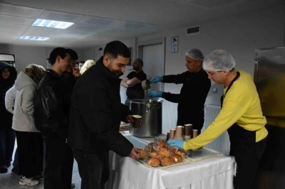 Anadolu &Uuml;niversitesi &ouml;ğrencileri sınav haftasında sunulan ikramlardan memnun
