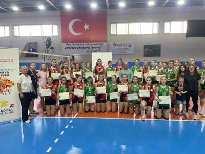 ANALİG Voleybol yarı finalinde kız takımı Türkiye finallerine yükseldi
