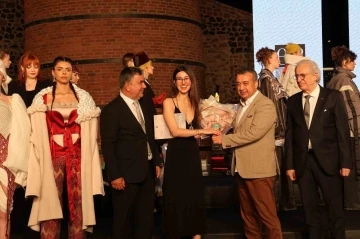 Analog Temalı 18&rsquo;inci EİB Moda Tasarım Yarışmasının kazananı Nilg&uuml;n Demirhan oldu
