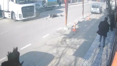 Anayola &ccedil;ıkan tıra, motokurye b&ouml;yle &ccedil;arptı
