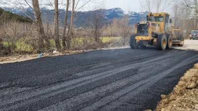 Andırın&rsquo;da yoğun yağışlar nedeniyle bozulan yola sıcak asfaltla tamir
