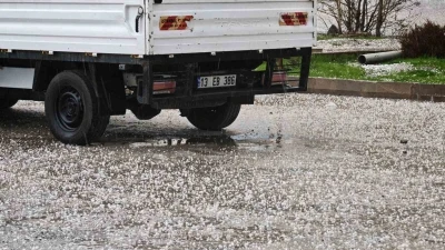 Aniden bastıran dolu, s&uuml;r&uuml;c&uuml;lere zor anlar yaşattı
