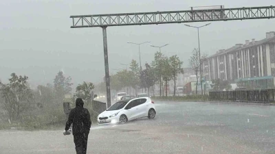 Aniden bastıran sağanak D&uuml;zcelileri hazırlıksız yakaladı
