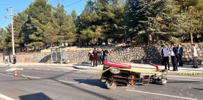 Aniden yola çıkan tarım aracına otomobil çarptı, yola düşen sürücü başka bir aracın altında can verdi
