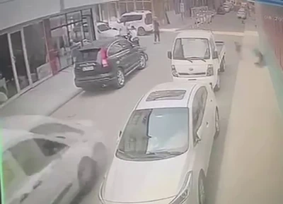 Aniden yola fırlayan çocuk hafif ticari aracın altında kaldı: Feci kaza kamerada
