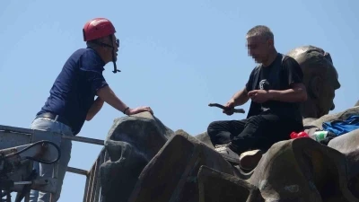 Anıtın tepesinde kulaklık takıp dans etti yanına kimseyi yaklaştırmadı
