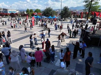 Anıtpark meydanı kutlamaların adresi oldu
