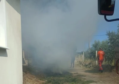 Anız ateşi felakete d&ouml;n&uuml;şmeden s&ouml;nd&uuml;r&uuml;ld&uuml;
