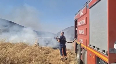Anız yangınına ekiplerin m&uuml;dahalesi s&uuml;r&uuml;yor
