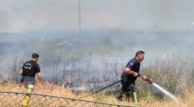 Anız yangınında zamanında m&uuml;dahale d&uuml;kkanları korudu
