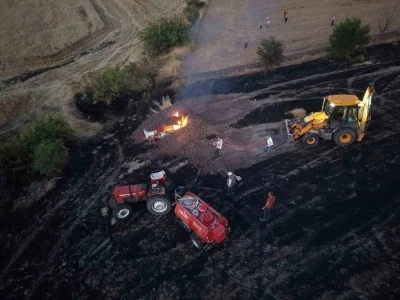 Ankara&rsquo;da aracın alev alması ile &ccedil;ıkan yangın s&ouml;nd&uuml;r&uuml;ld&uuml;
