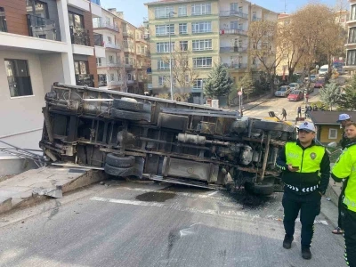 Ankara&rsquo;da devrilen kamyonet g&uuml;venlik kamerasına yansıdı
