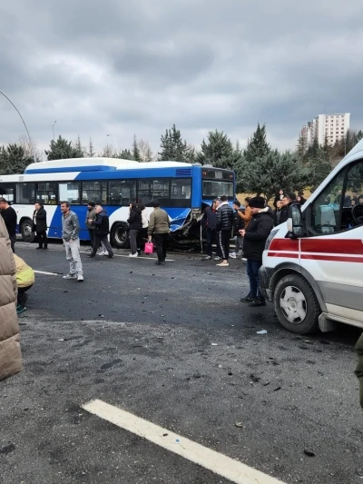 Ankara&rsquo;da durakta bekleyen EGO otob&uuml;s&uuml;ne otomobil &ccedil;arptı: 1&rsquo;i ağır 4 yaralı
