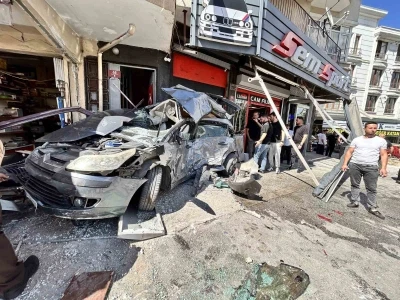 Ankara&rsquo;da EGO otob&uuml;s&uuml; iş yerine girdi: 7 yaralı
