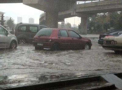 Ankara’da etkili olan sağanak trafikte aksamaya neden oldu
