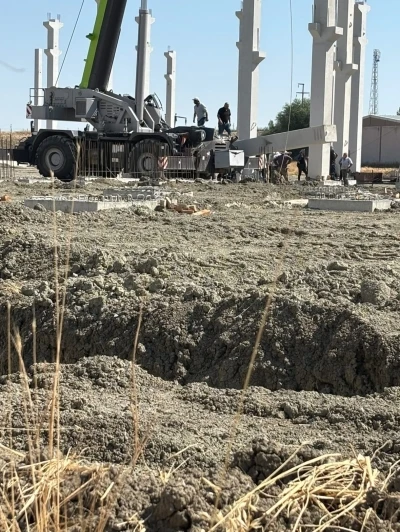 Ankara&rsquo;da fabrika inşaatında korkutan kaza: Beton kolon vin&ccedil; kabininin &uuml;zerine d&uuml;şt&uuml;
