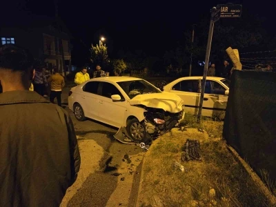 Ankara’da iki otomobil kafa kafaya çarpıştı: 2 yaralı
