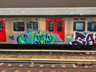 Ankara&rsquo;da iki şahıs metro vagonlarına grafiti yaptı: O anlar g&uuml;venlik kamerasına yansıdı
