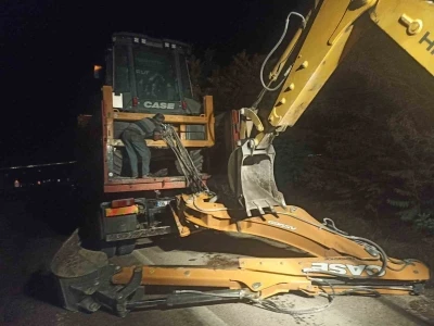 Ankara’da iş makinesi taşıyan kamyon kömür taşıma bandına çarptı
