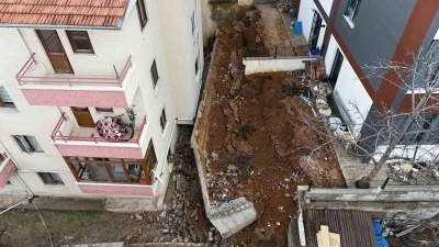 Ankara&rsquo;da istinat duvarı yıkıldı: 5 apartman boşaltıldı
