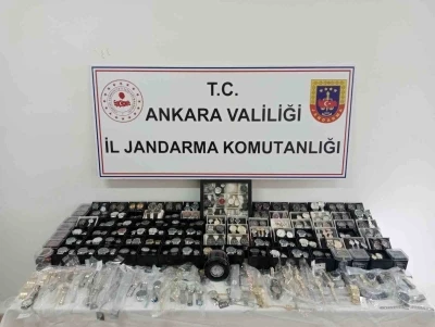Ankara&rsquo;da ka&ccedil;ak&ccedil;ılık operasyonları: Yasa dışı yollarla yurda sokulmuş t&uuml;t&uuml;n &uuml;r&uuml;n&uuml;, gıda malzemesi ve &ccedil;ok sayıda saat ele ge&ccedil;irildi
