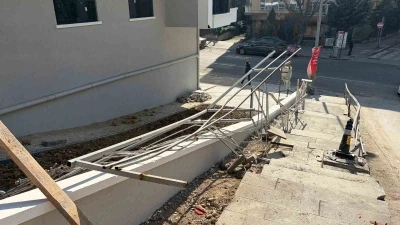 Ankara&rsquo;da kamyonet devrildi: 1 yaralı
