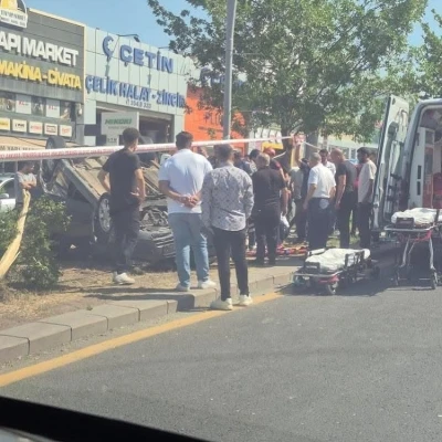 Ankara’da kontrolden çıkan otomobil refüje devrildi

