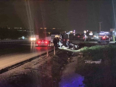 Ankara&rsquo;da kontrol&uuml; kaybeden ara&ccedil; takla attı: 1 &ouml;l&uuml;, 2 yaralı
