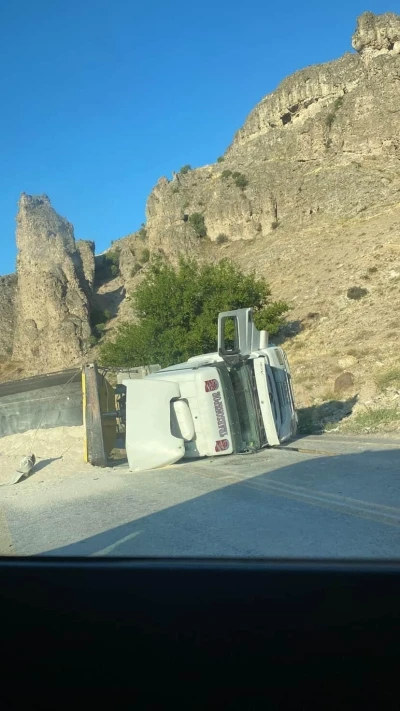 Ankara’da kum yüklü hafriyat kamyonu devrildi

