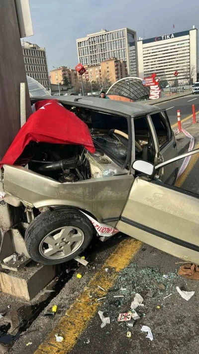 Ankara&rsquo;da otomobil bariyerlere &ccedil;arptı: S&uuml;r&uuml;c&uuml; ara&ccedil; i&ccedil;erisinde sıkıştı
