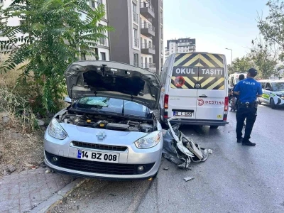 Ankara’da otomobil ile servis minibüsü kafa kafaya çarpıştı: 12 yaralı
