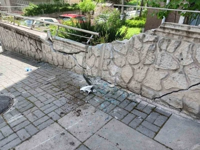Ankara&rsquo;da &ouml;zel halk otob&uuml;s&uuml; apartmanın bah&ccedil;e duvarına &ccedil;arptı
