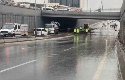 Ankara&rsquo;da sağanak yağış sebebiyle alt ge&ccedil;itler ve yollar g&ouml;le d&ouml;nd&uuml;

