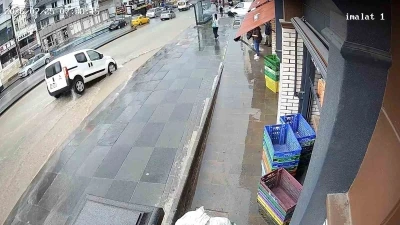 Ankara&rsquo;da sağanak yağıştan dolayı &ccedil;&ouml;ken yola d&uuml;şen ara&ccedil; g&uuml;venlik kamerasına yansıdı
